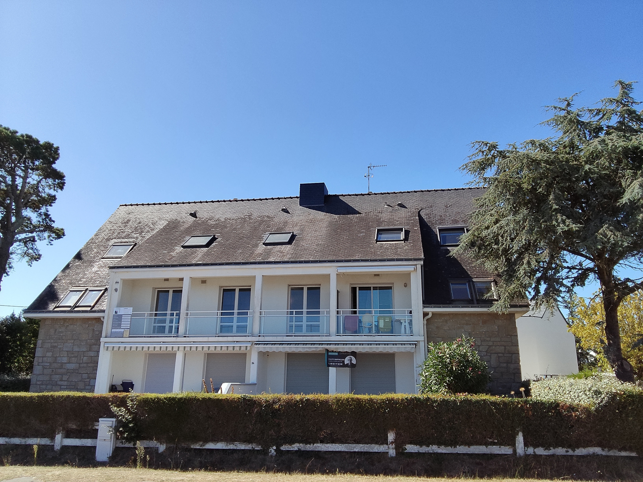Facade of a ground floor apartment in Carnac with garden and sea view.