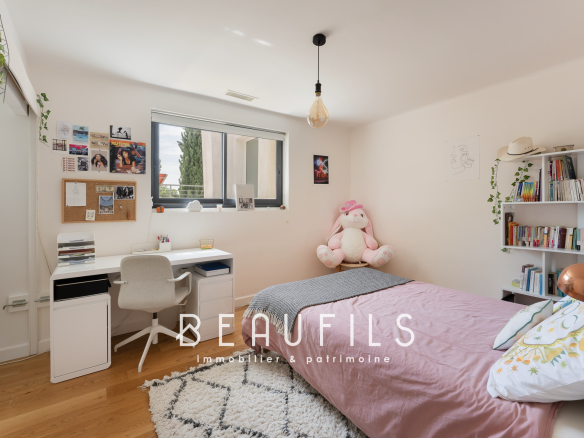 Bedroom in an architect-designed villa in Montferrier-sur-Lez with desk and bed.