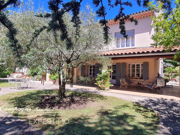 Renovated 1950s house with garden, swimming pool and terrace in Mazan.