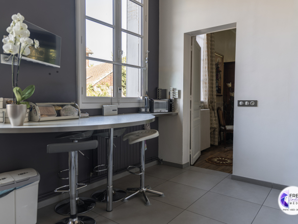 Interior of a bourgeois house in Noyon, with a kitchen area and a bar.