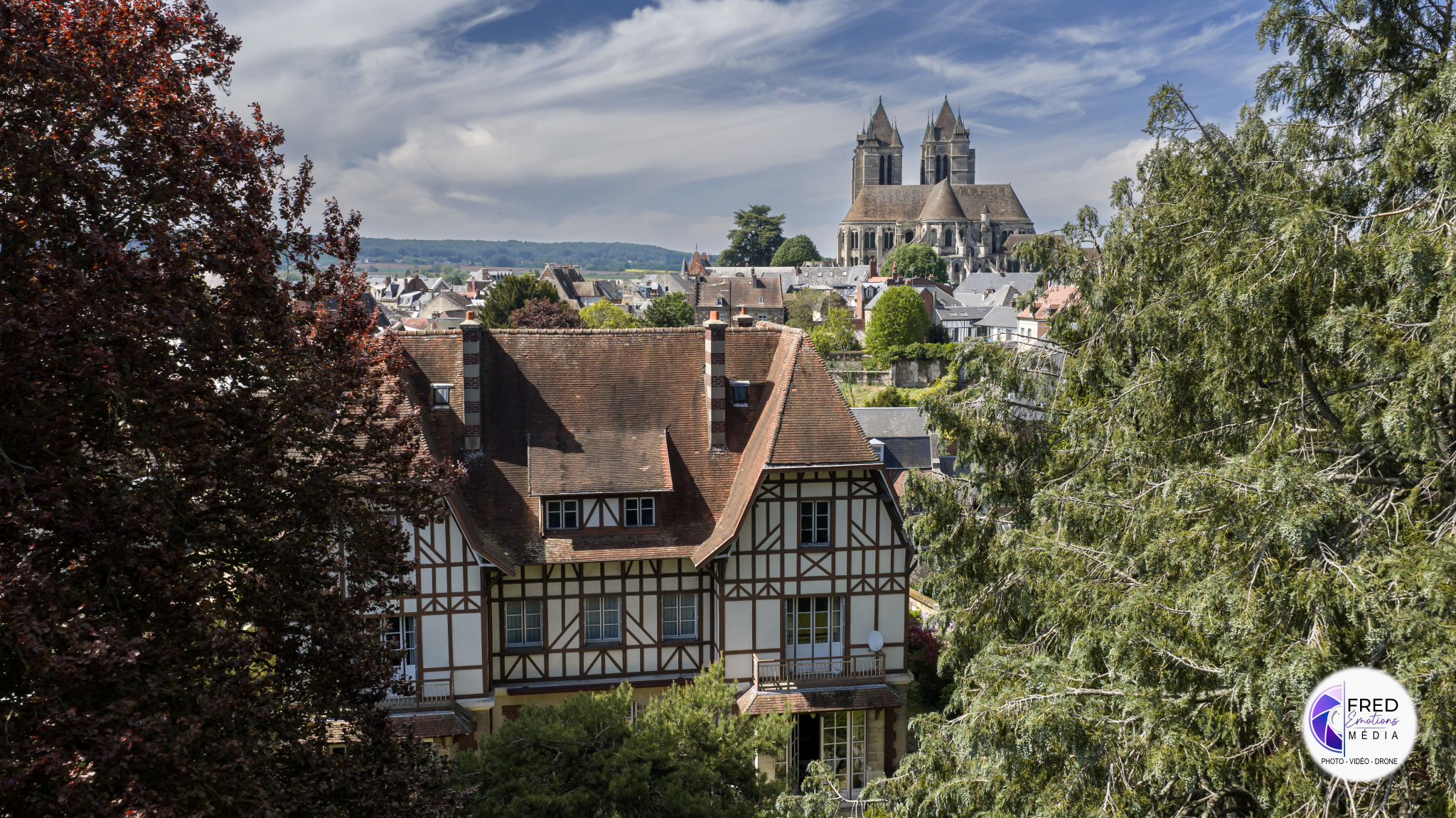 Bourgeois house in Noyon Elegant townhouse in Noyon with a view of the cathedral, surrounded by trees.