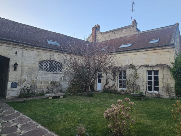 Elegant townhouse with garden in Noyon, Oise, with a view of the cathedral.