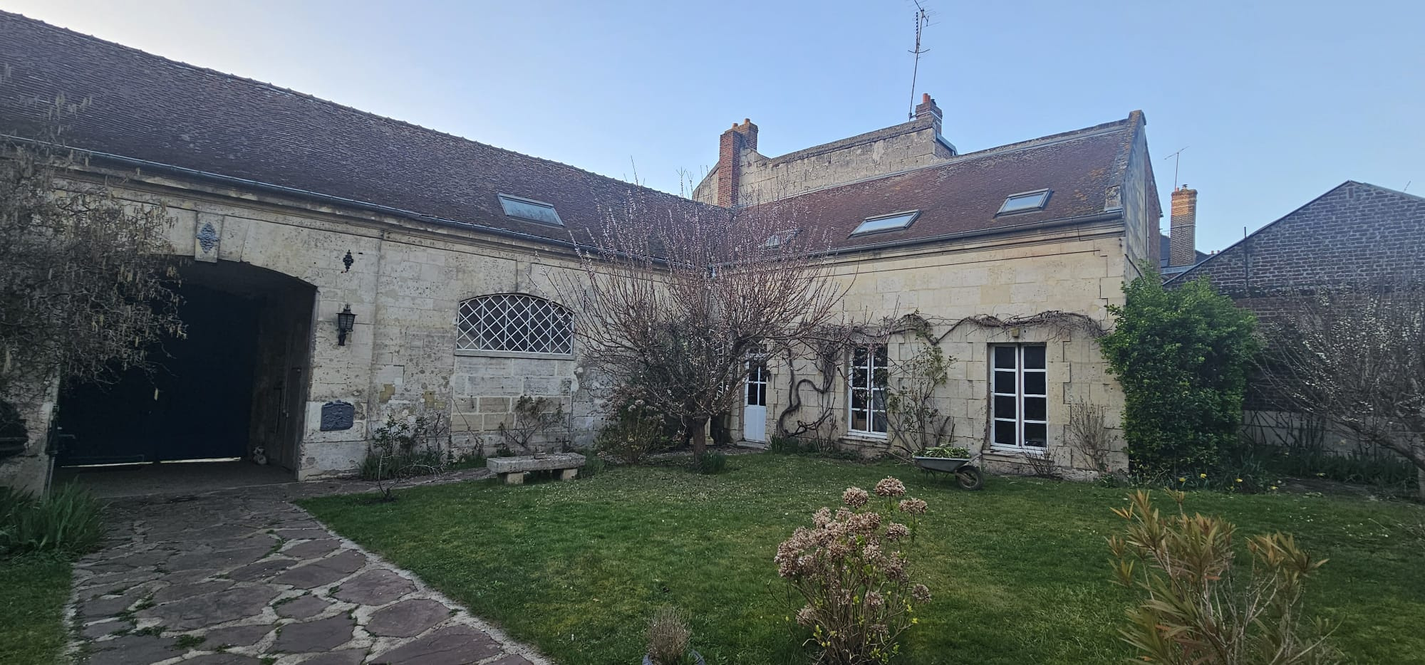Bourgeois house in Noyon Elegant townhouse with garden in Noyon, Oise, with a view of the cathedral.