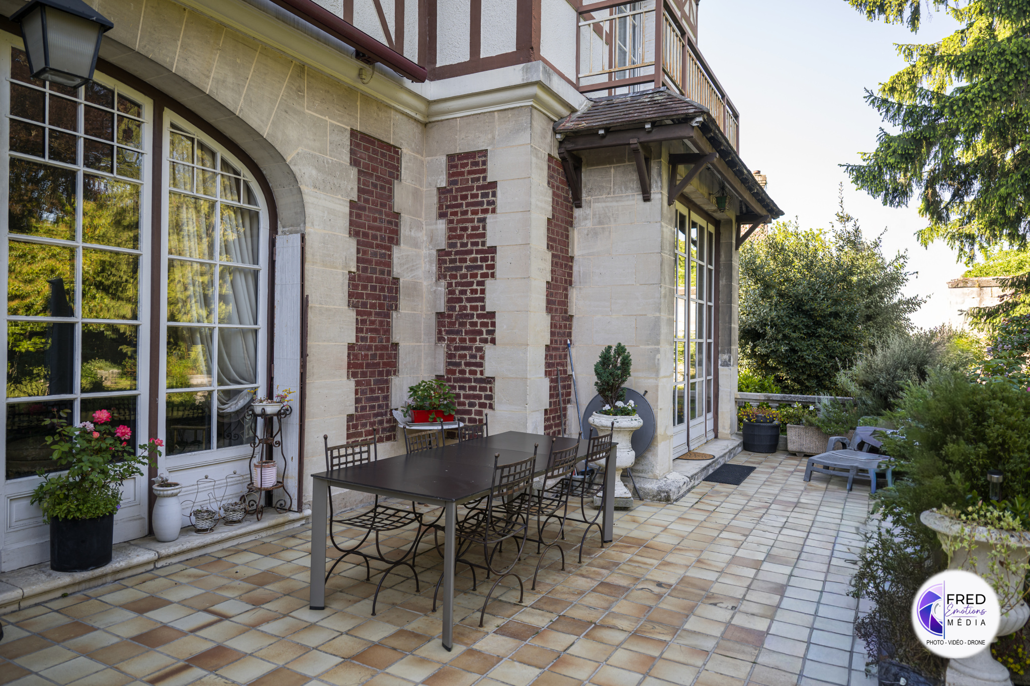 Terrace of a bourgeois house in Noyon Terrace of a bourgeois house in Noyon with garden furniture and plants.