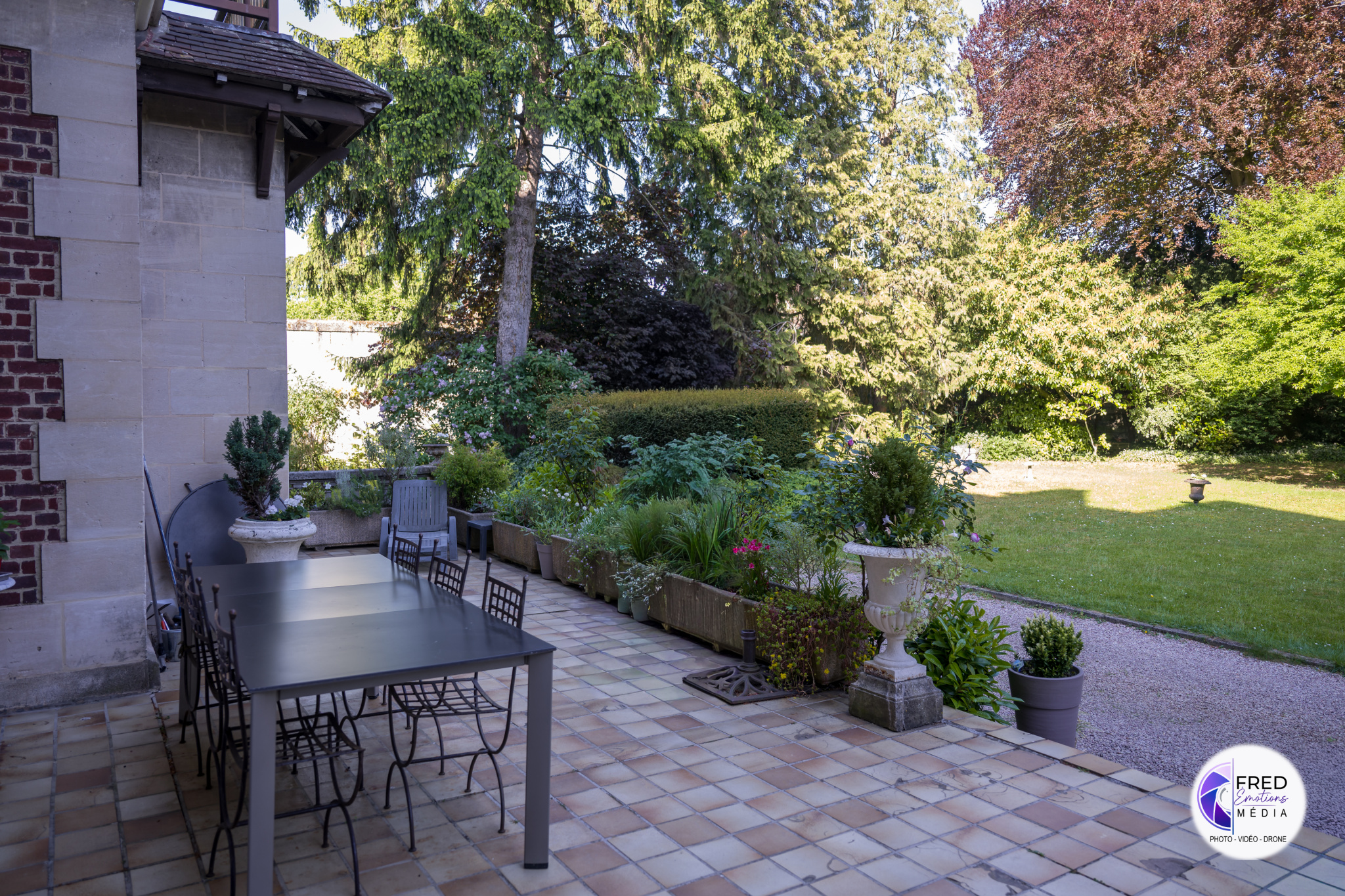 Terrace of a bourgeois house in Noyon Terrace of a bourgeois house with garden furniture and wooded garden in Noyon.