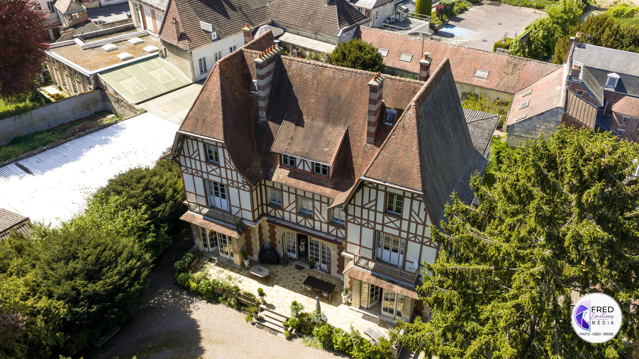 Bourgeois house in Noyon Elegant townhouse in Noyon, aerial view with wooded garden.