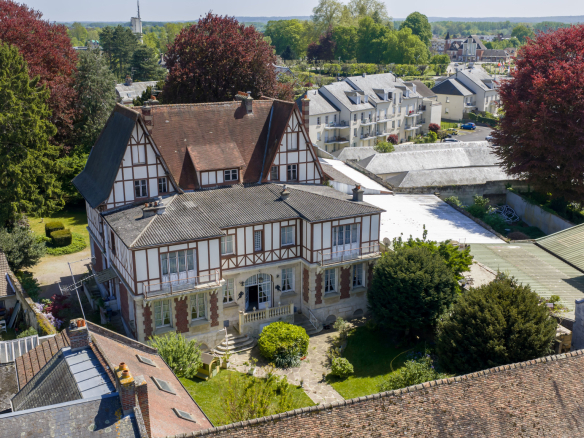 Elegant townhouse in Noyon with garden, view of the cathedral, and street access.