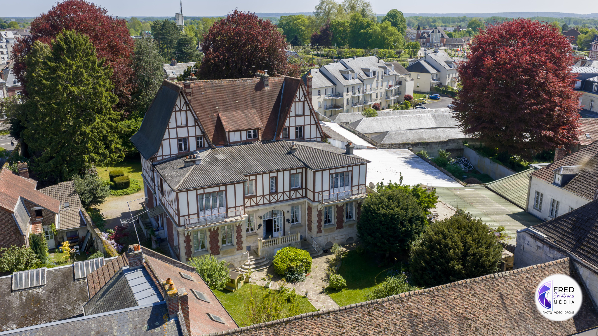 Bourgeois house in Noyon Elegant townhouse in Noyon with garden, view of the cathedral, and street access.