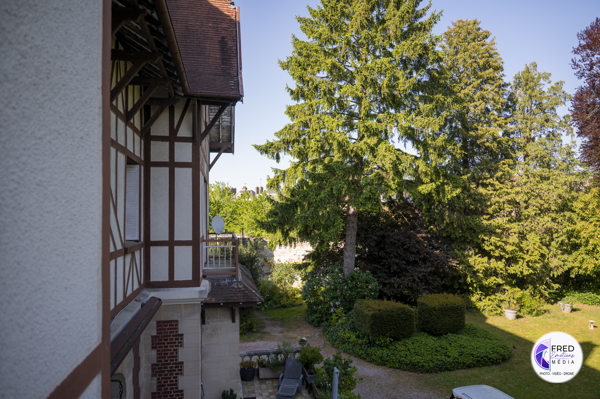 Bourgeois house in Noyon View of a wooded garden with a bourgeois house in Noyon, Oise.