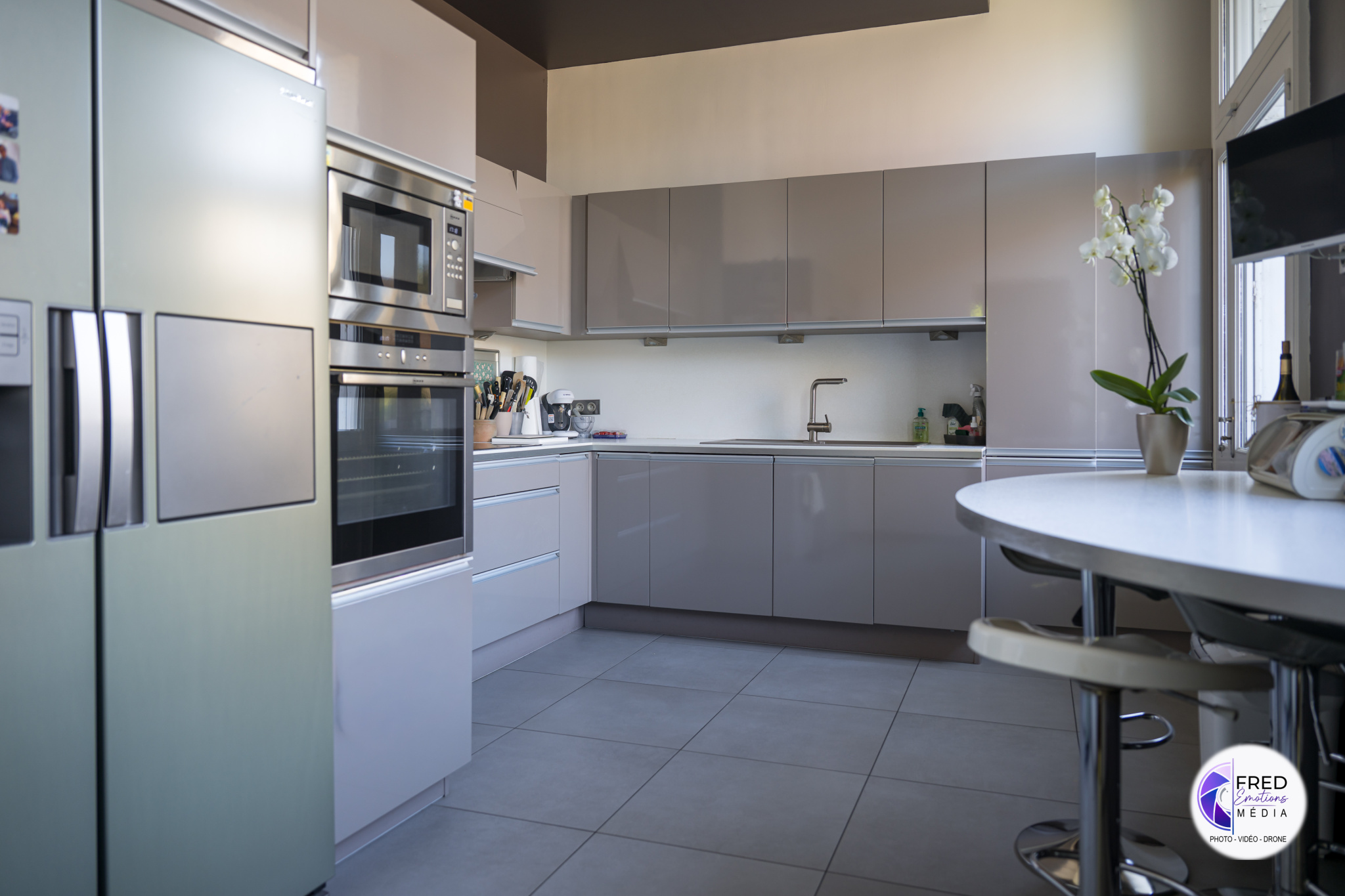 Kitchen of a bourgeois house in Noyon Modern kitchen with wooden furniture and integrated appliances.