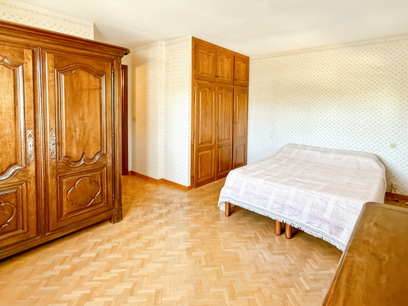 Room in a family property in Tourrettes-sur-Loup with bed and wooden furniture.