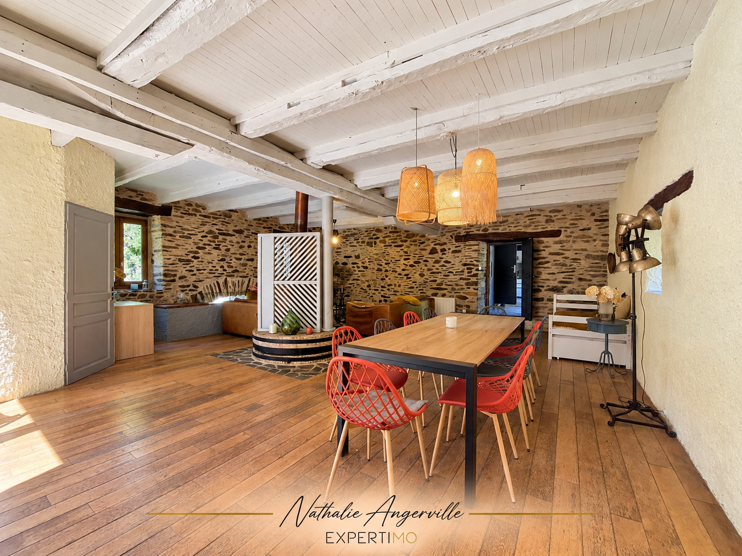 Intérieur d’un moulin du XVe siècle Intérieur d'un ancien moulin rénové avec des murs en pierre et un espace de vie lumineux.
