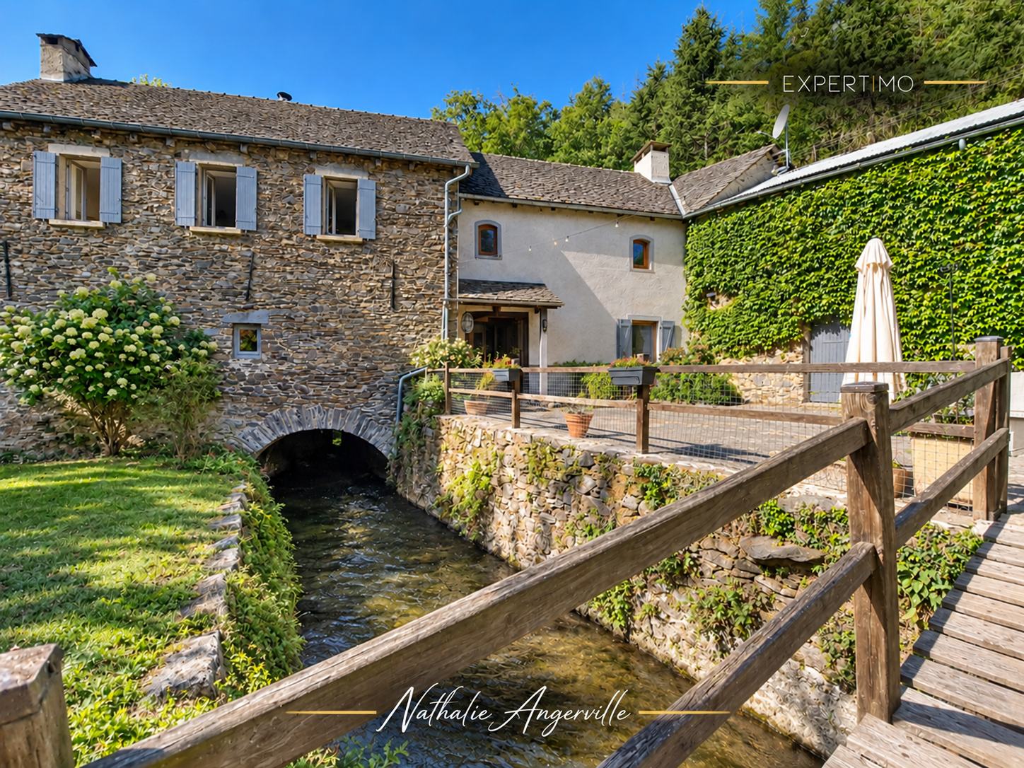Ancien moulin réhabilité à Cassagnes-Bégonhès Ancien moulin du XVe siècle réhabilité en habitation à Cassagnes-Bégonhès, avec cours d'eau.