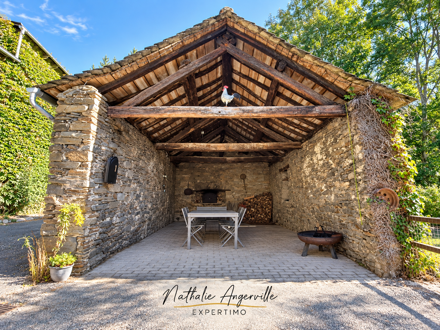 Ancien moulin réhabilité à Cassagnes-Bégonhès Ancien moulin en pierre avec une terrasse couverte et une table à l'extérieur, Cassagnes-Bégonhès.