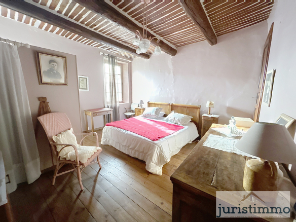 Chambre d'une propriété de caractère à Mondragon avec lit double et mobilier ancien.
