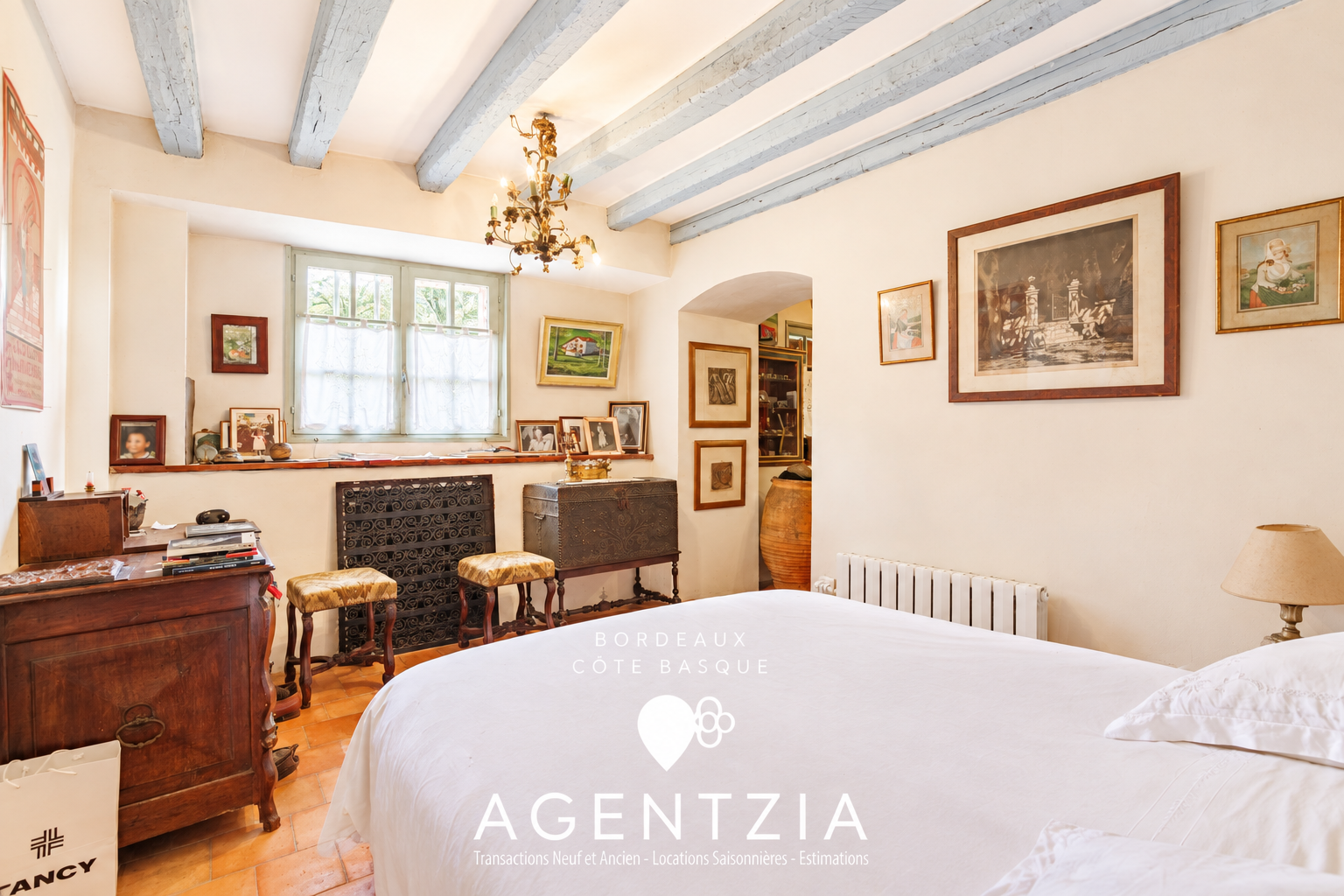 Room in a Labourdine house in Cambo-les-Bains, with light walls and wooden beams.