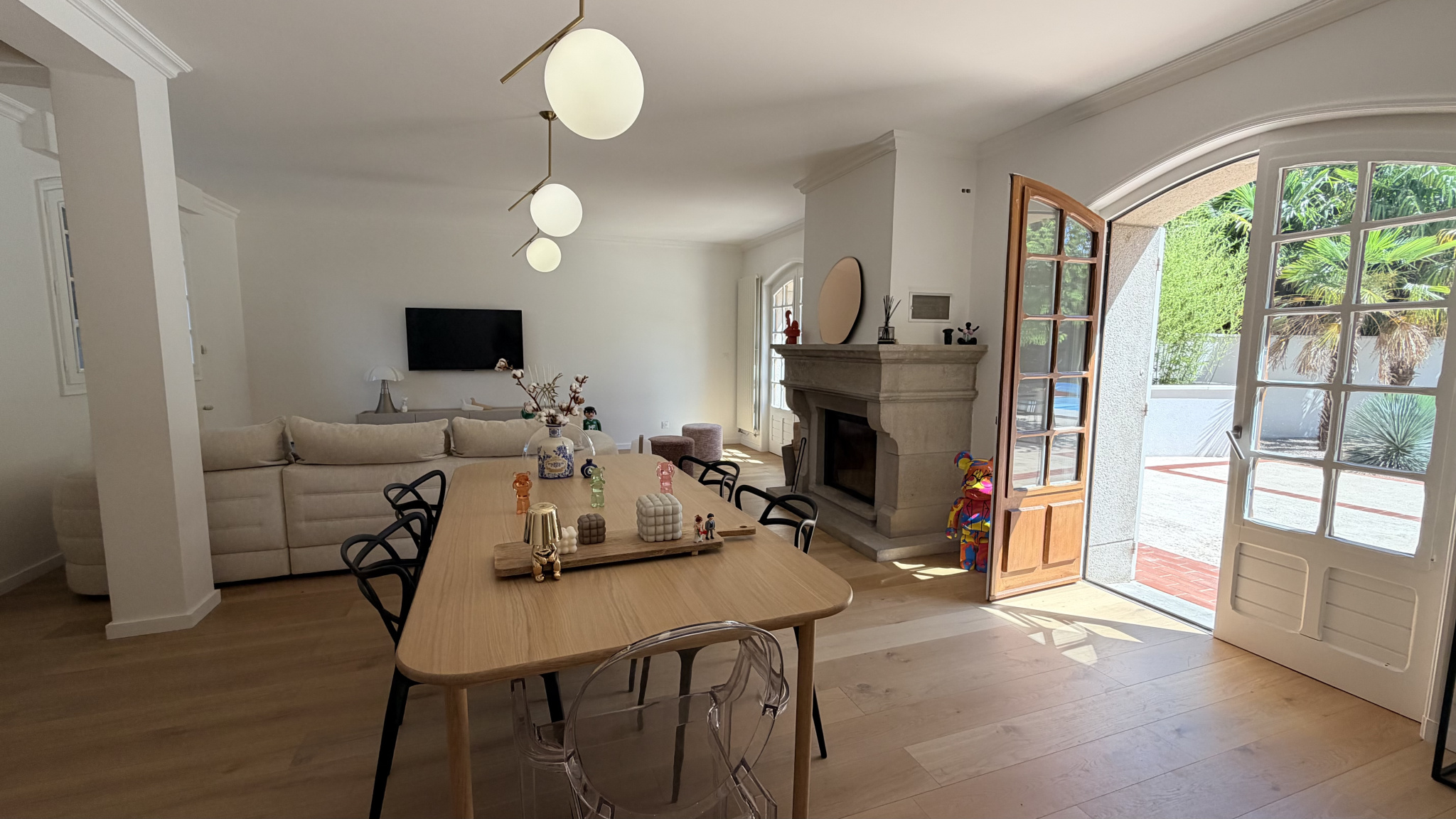 Interior of a renovated house with living room, fireplace and dining room in Saint-Just-Saint-Rambert.