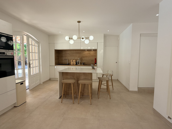 Modern and bright kitchen with central island in a renovated house in Saint-Just-Saint-Rambert.