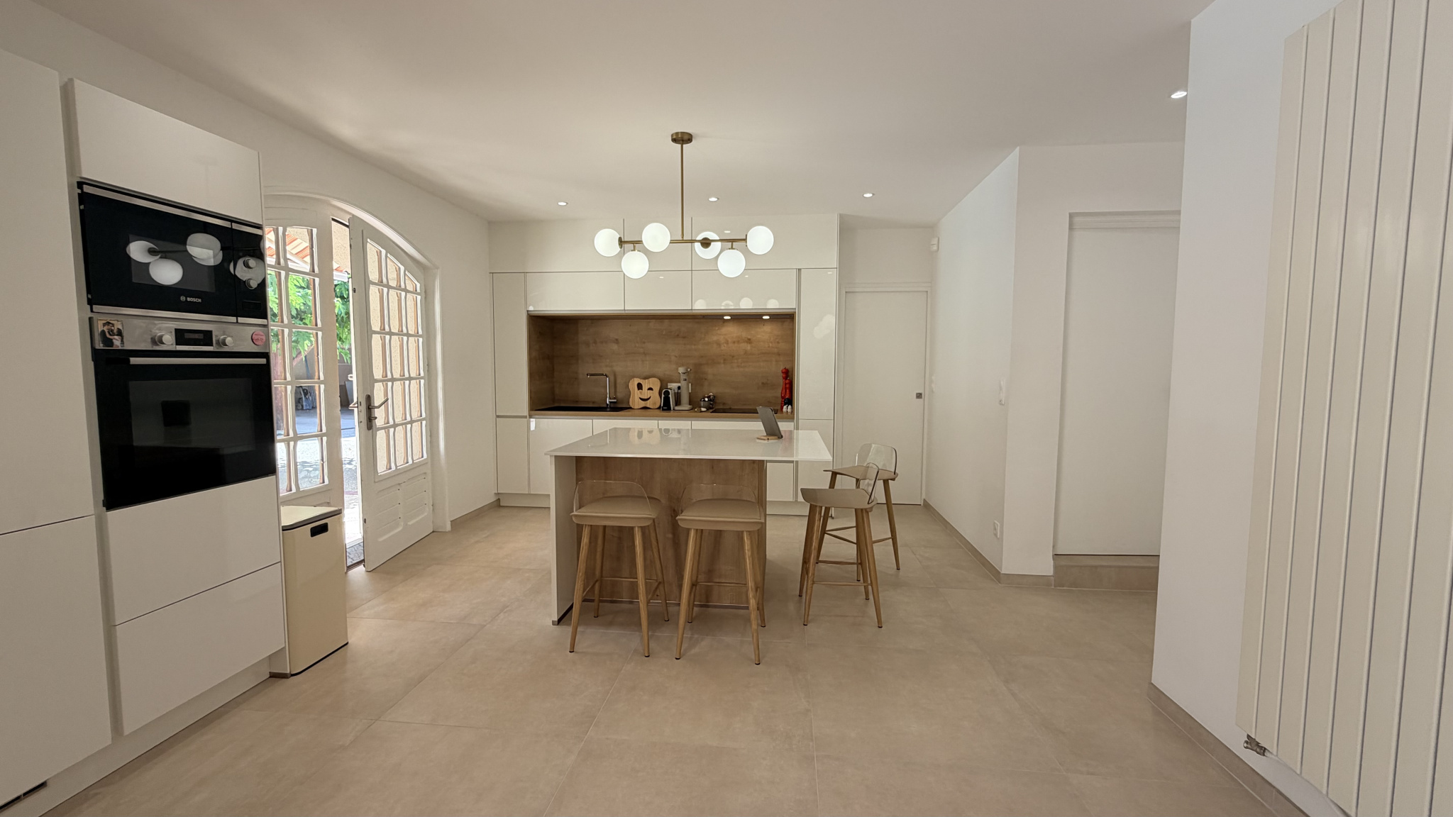 Modern and bright kitchen with central island in a renovated house in Saint-Just-Saint-Rambert.