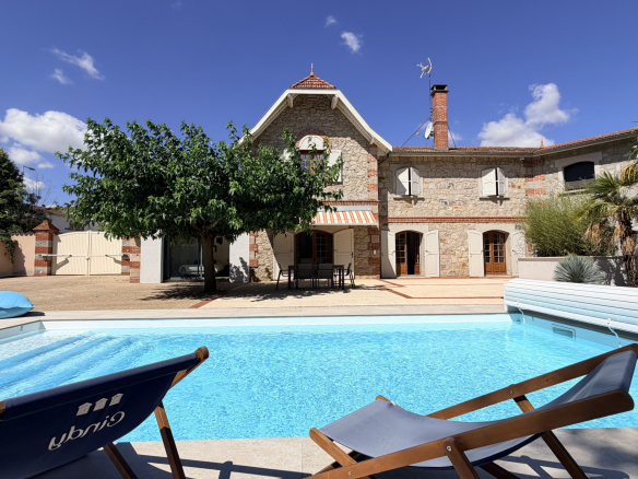 Renovated character house with swimming pool in Saint-Just-Saint-Rambert, overlooking the garden.