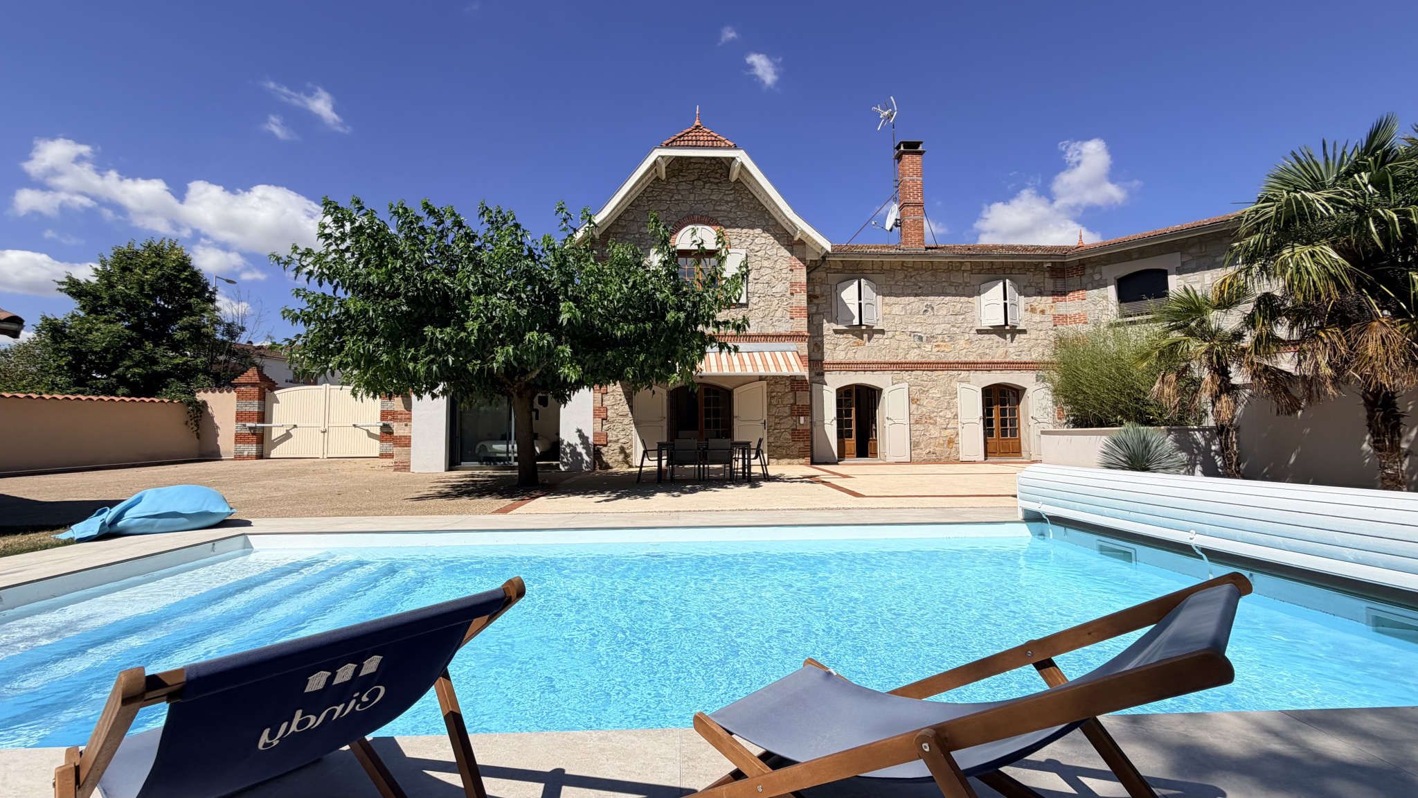 Renovated character house with swimming pool in Saint-Just-Saint-Rambert, overlooking the garden.
