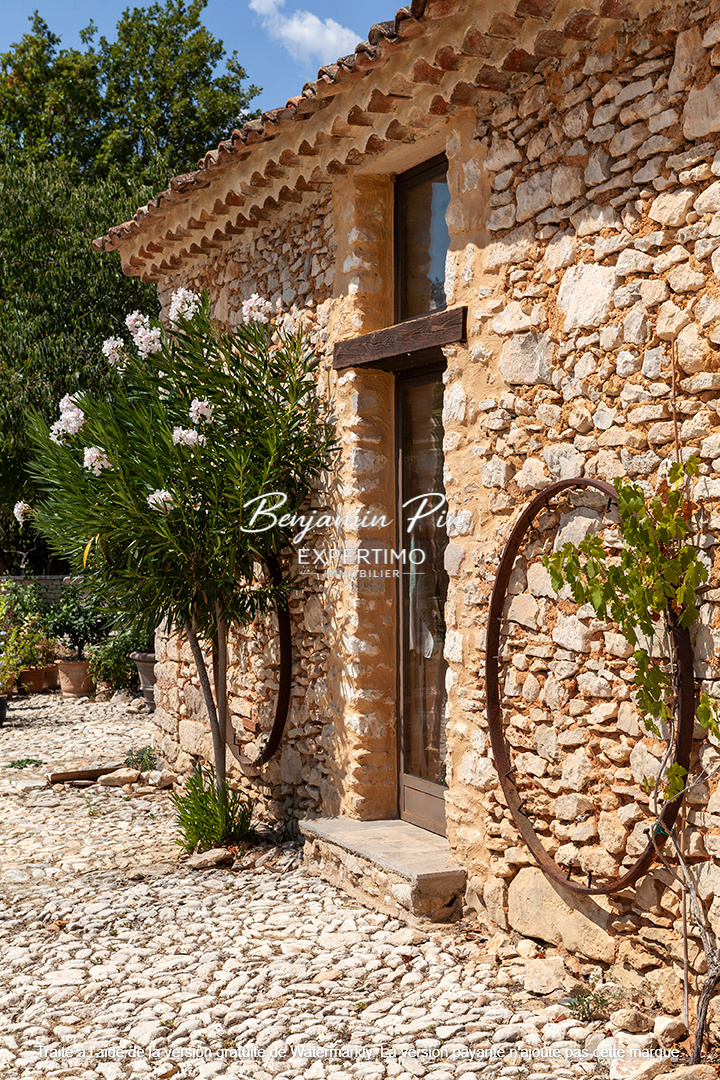 Charming house in Villars Renovated stone house with garden and swimming pool in Villars, surrounded by greenery.