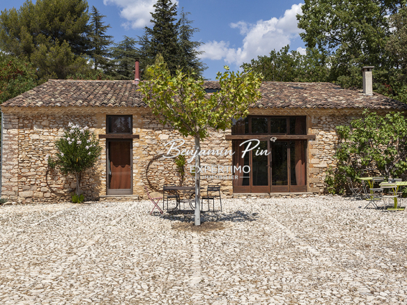 Renovated stone house with swimming pool, located in Villars, on a plot of 2412 m2.
