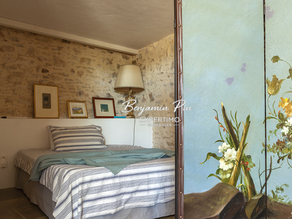 Room in a renovated stone house with a screen and stone walls in Villars.