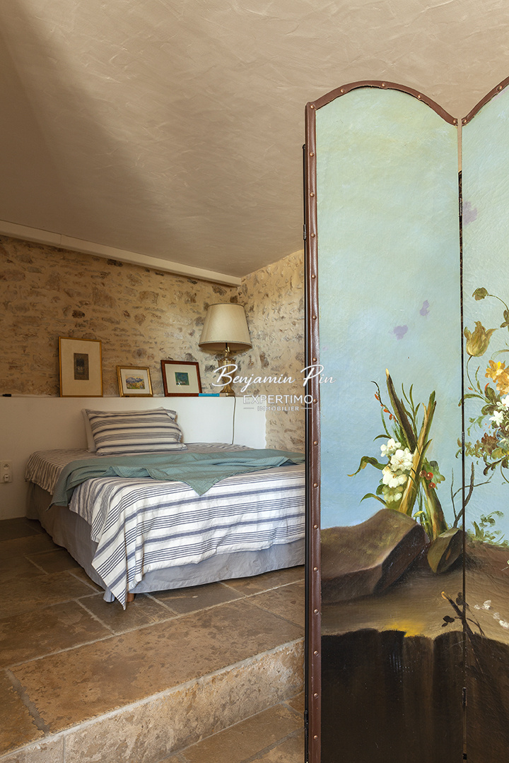Renovated room in Villars Room in a renovated stone house with a screen and stone walls in Villars.