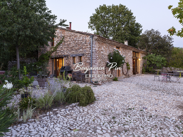 Renovated stone house with swimming pool on a cobbled plot in Villars