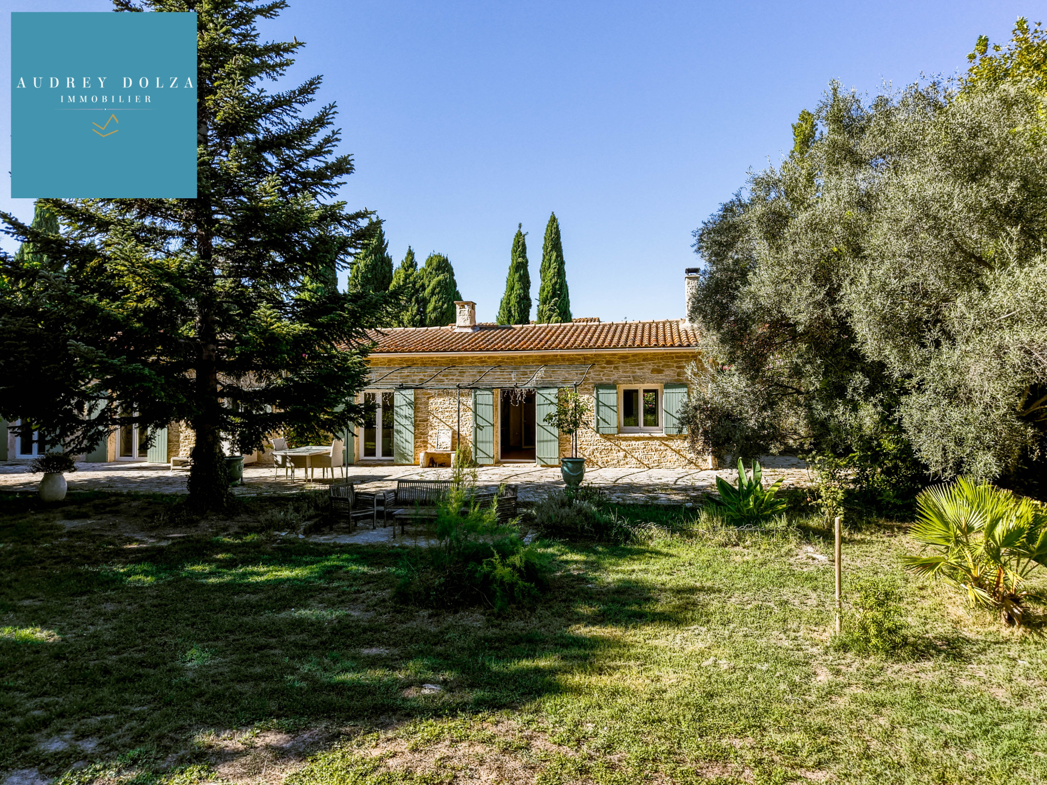 Family property in Salon-de-Provence Family single-storey property in Salon-de-Provence with garden and trees.