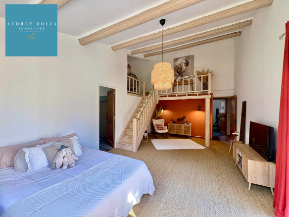 Interior of a family home in Salon-de-Provence with a bright living room and a mezzanine area.