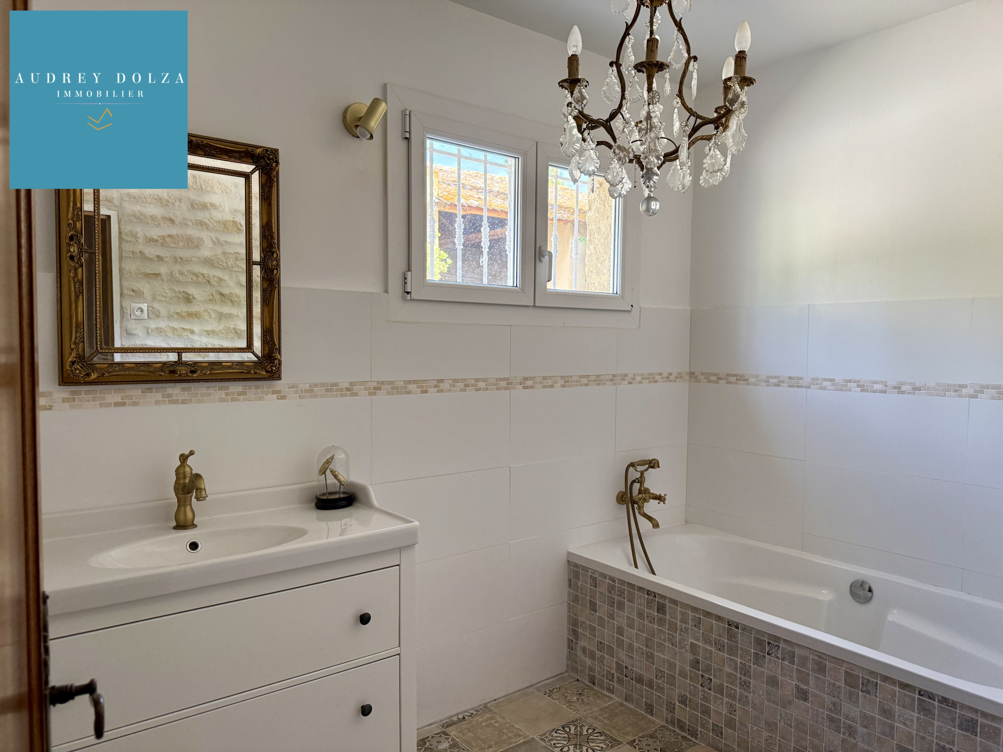 Bathroom of the family property Bathroom with bathtub and sink in a single-storey house in Salon-de-Provence.