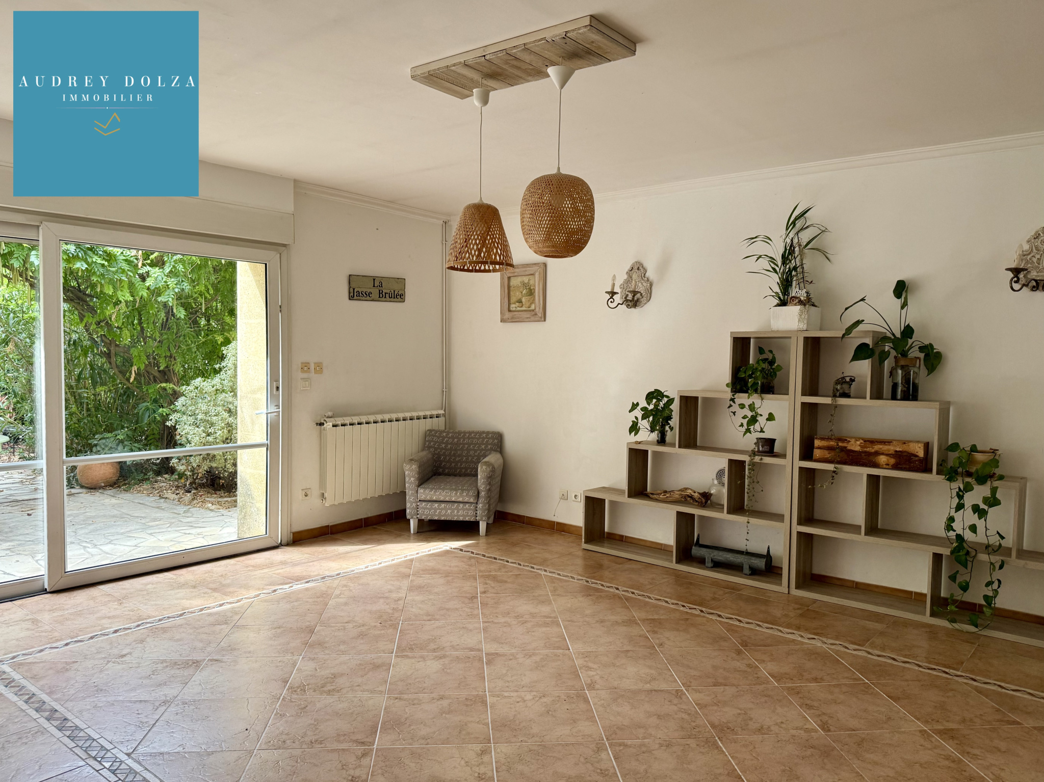 Interior of a family property in Salon-de-Provence Interior of a single-storey house with a bright living room and shelves.