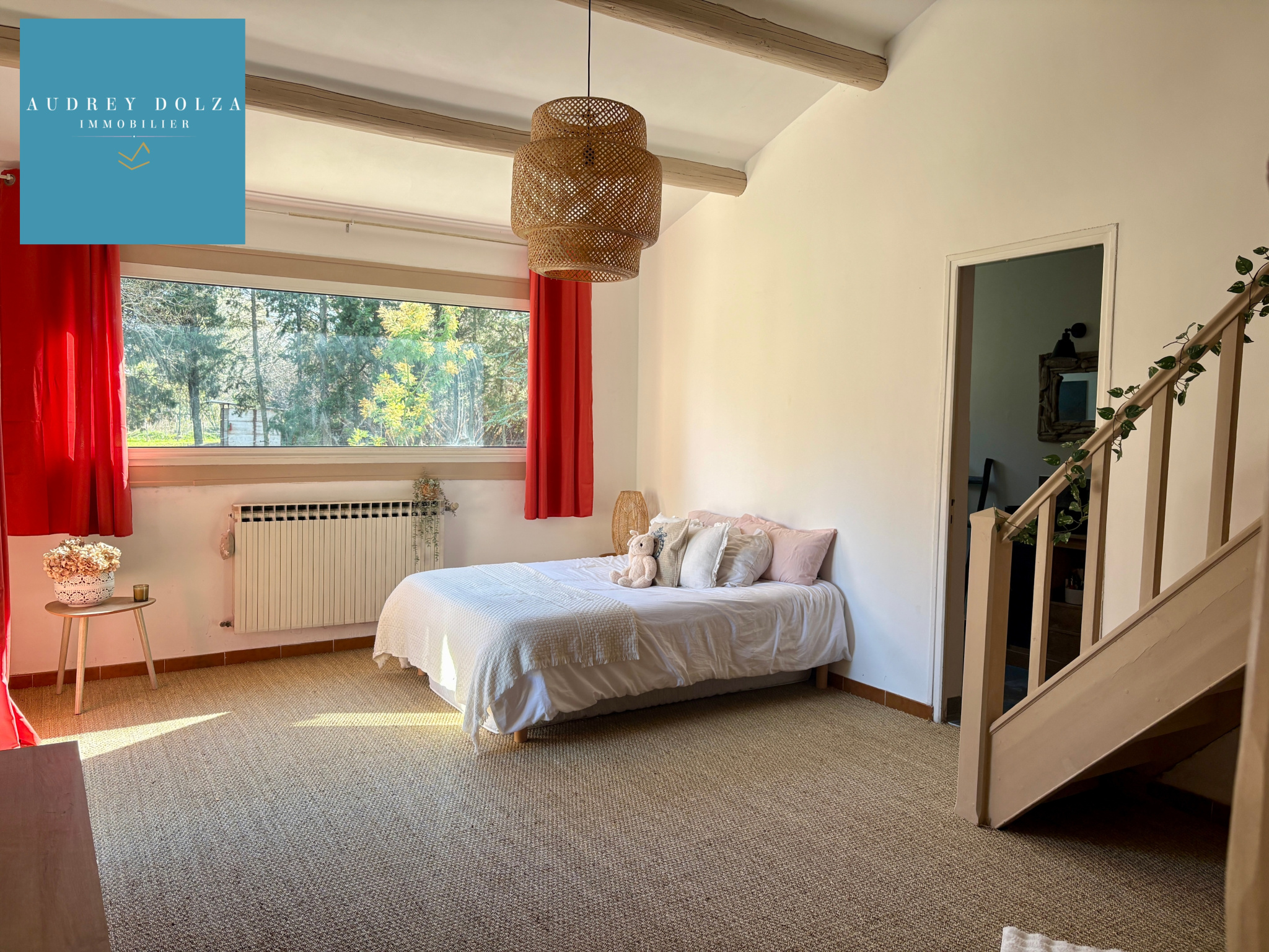 Spacious room in Salon-de-Provence Bright room with bed, simple decor and staircase, in Salon-de-Provence.