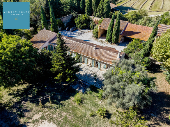 Aerial view of a single-storey family property with garden in Salon-de-Provence.
