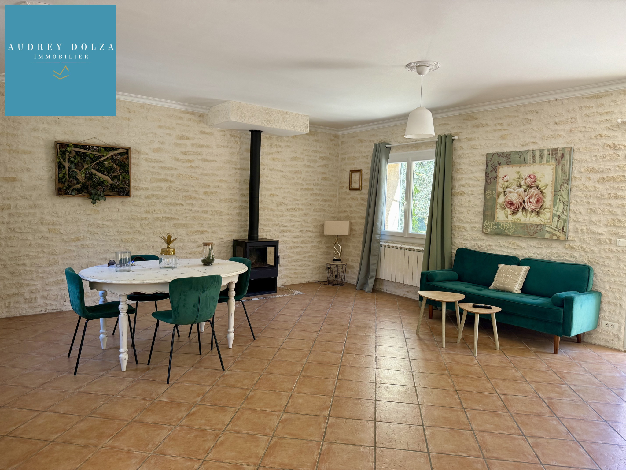 Interior of a family property in Salon-de-Provence Interior of a single-storey house in Salon-de-Provence with a bright living room and wood-burning stove.