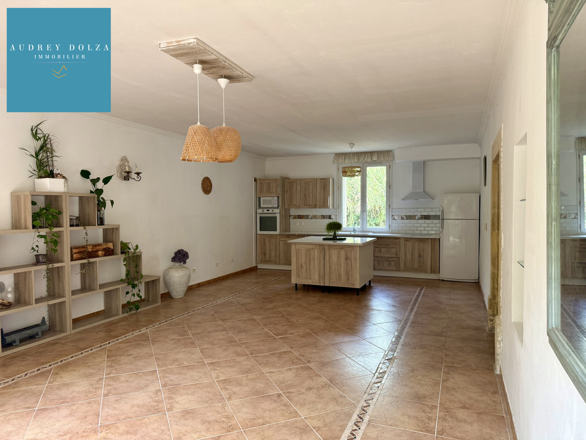 Interior of a family home in Salon-de-Provence Interior of a single-storey house in Salon-de-Provence, with open kitchen and spacious living room.