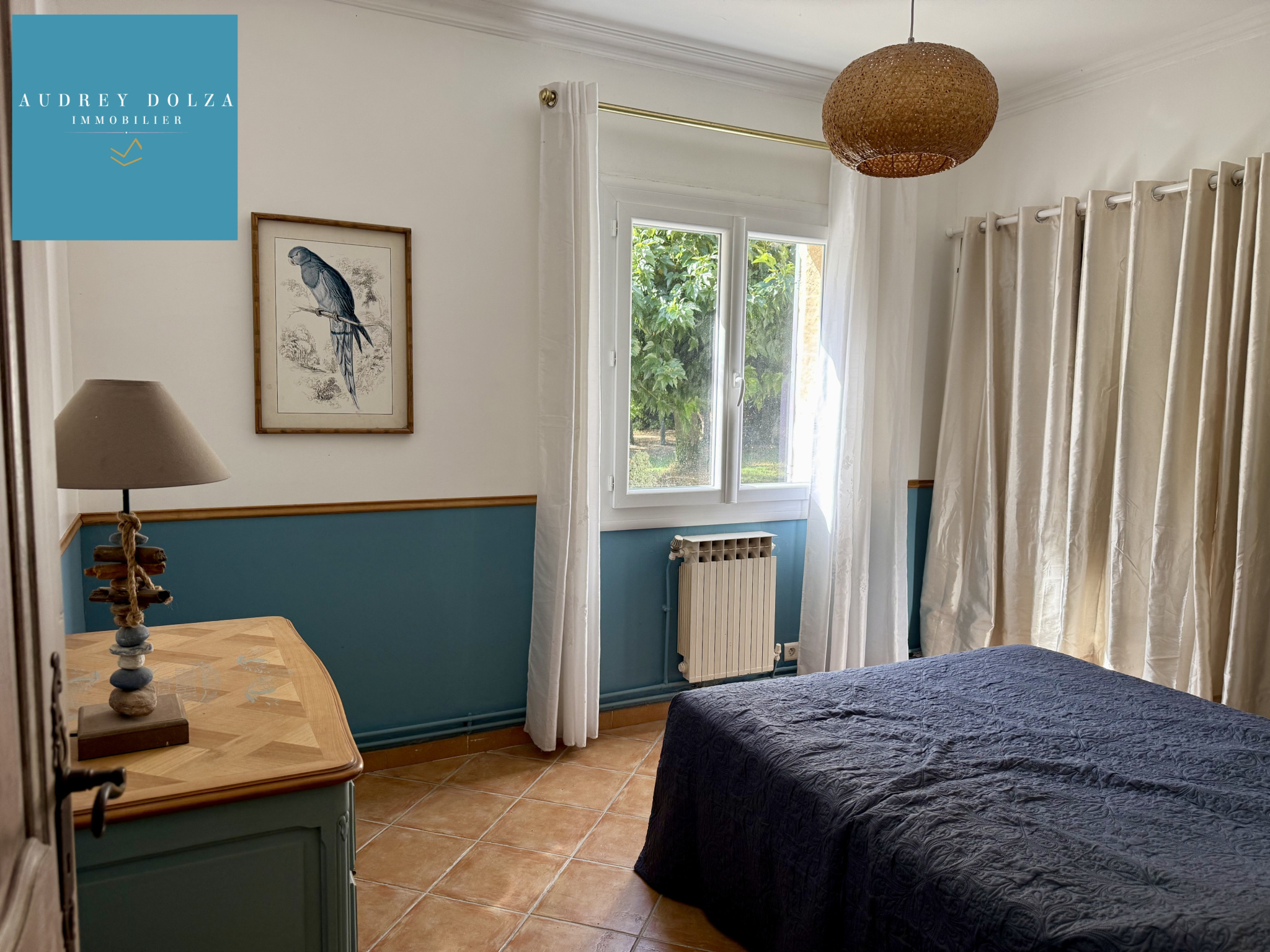 Room in a property in Salon-de-Provence Room in a family property in Salon-de-Provence, with bed, window and simple decor.
