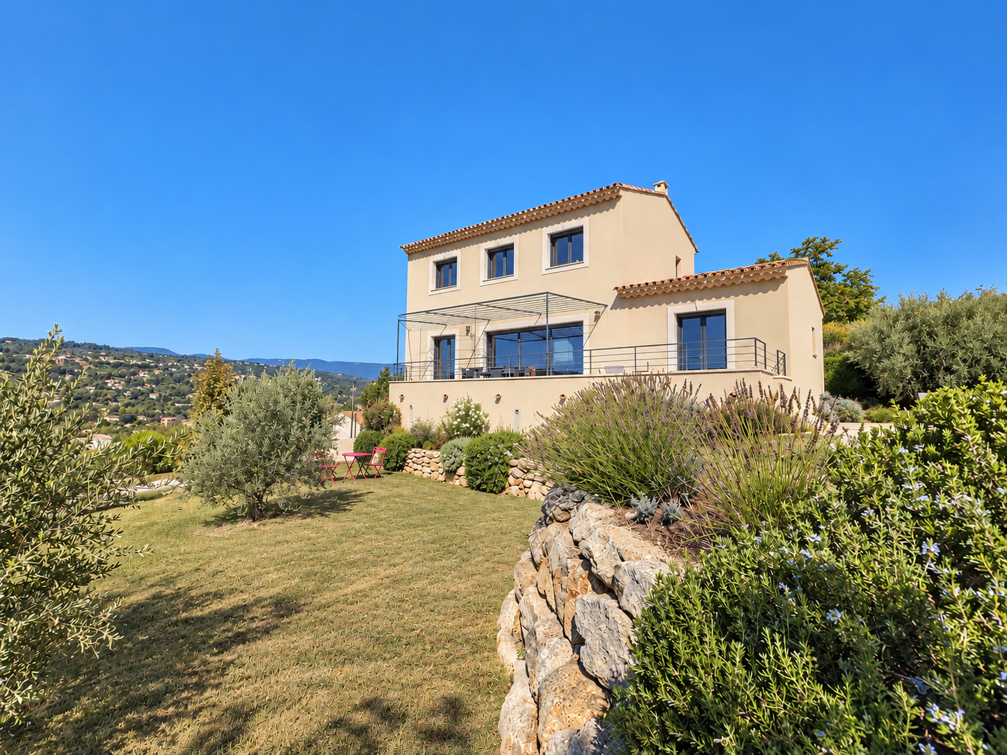 Maison moderne avec vue à Apt Maison récente avec vue sur le Luberon, jardin et terrasse à Apt.