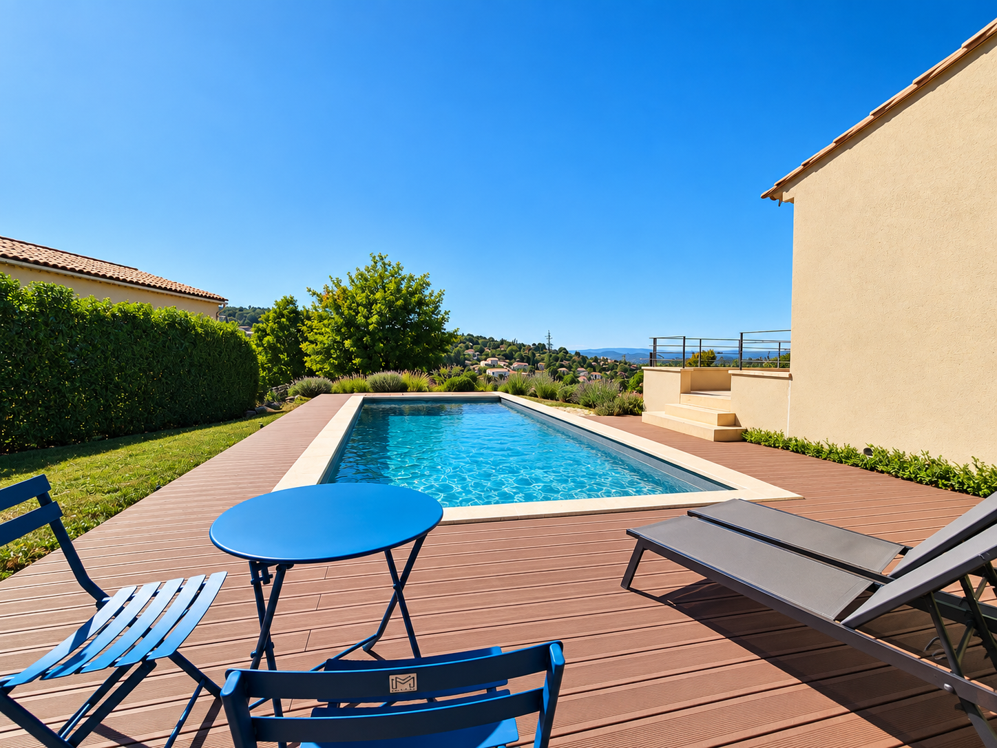 Maison moderne avec piscine à Apt Maison récente avec piscine, terrasse et vue dégagée sur le Luberon à Apt.