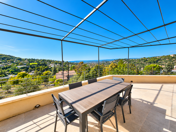 Terrasse d'une maison récente avec vue dégagée sur le Luberon et Apt.