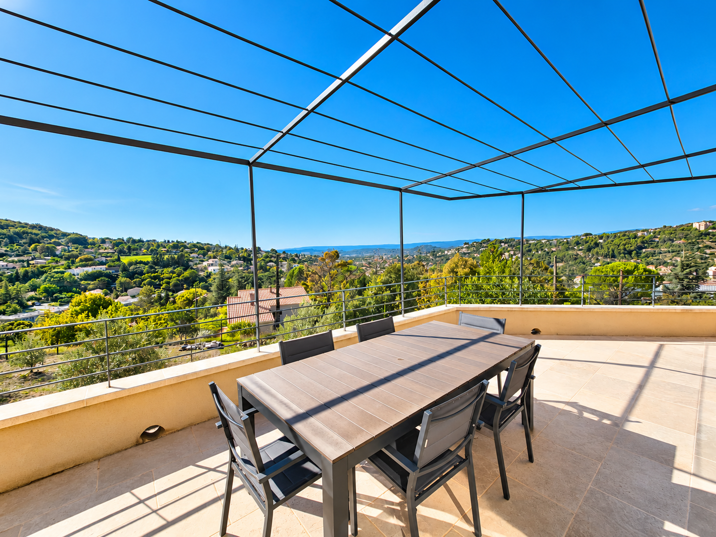 Terrasse avec vue sur le Luberon Terrasse d'une maison récente avec vue dégagée sur le Luberon et Apt.