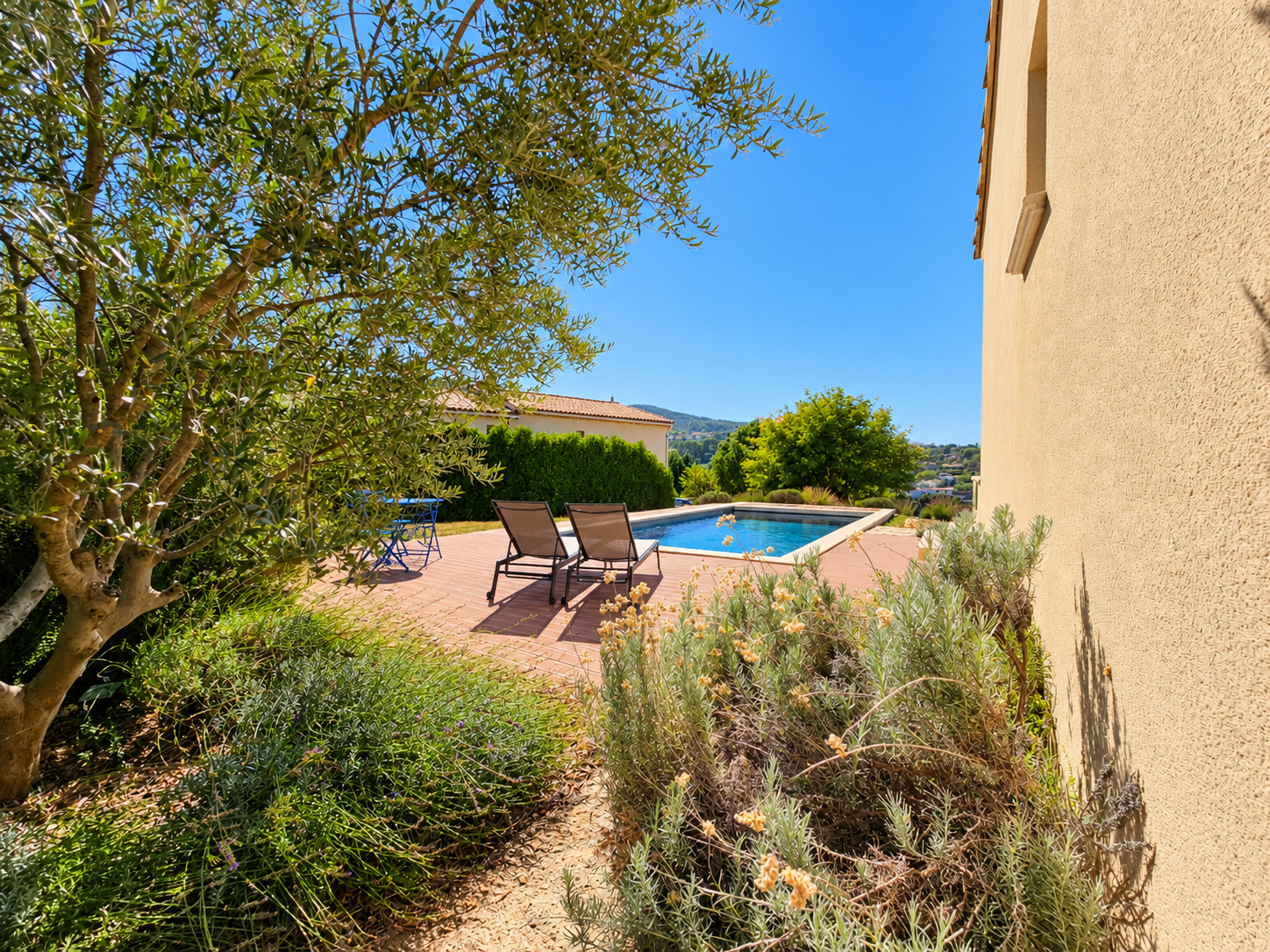 Maison récente avec piscine à Apt Vue d'une maison récente avec piscine et jardin, entourée de végétation à Apt, Luberon.