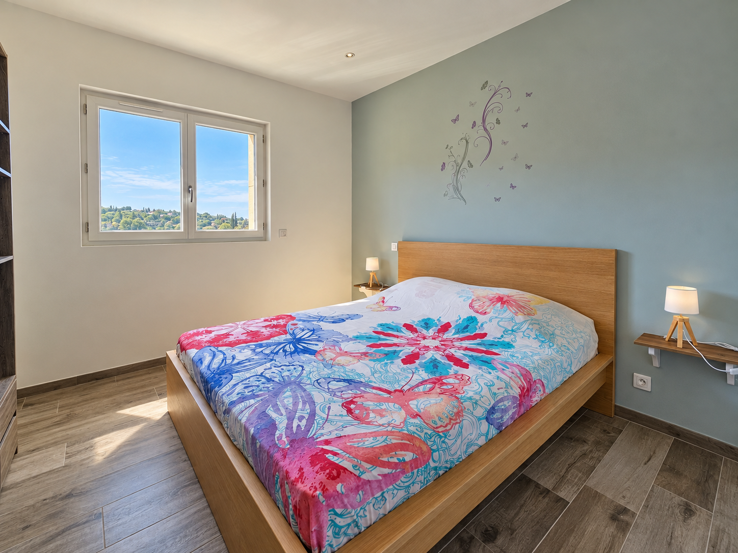 Chambre moderne à Apt Chambre d'une maison récente à Apt, avec lit double et décoration colorée.