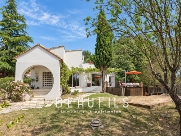Architect-designed villa with garden in Montferrier-sur-Lez, with no overlooking neighbors.