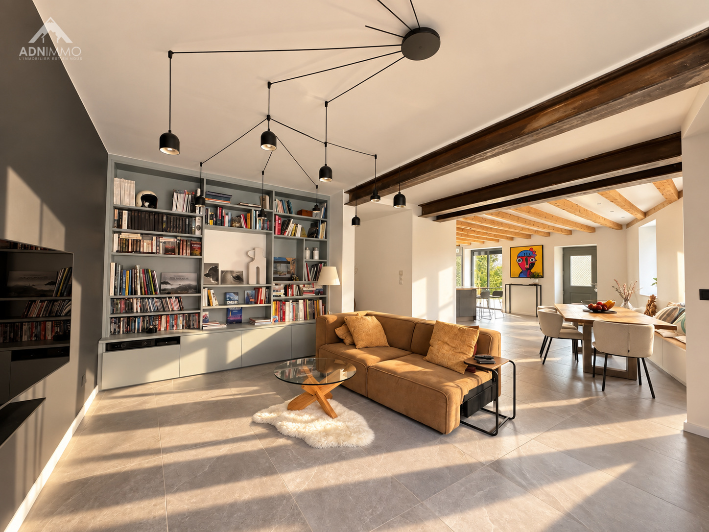 Intérieur d’une maison rénovée à Saint-Genis-Pouilly Intérieur d'une maison rénovée avec un salon lumineux et moderne, murs clairs et meubles contemporains.