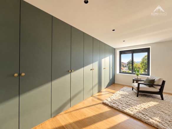 Chambre spacieuse avec placards intégrés et vue sur l'extérieur, maison rénovée à Saint-Genis-Pouilly.