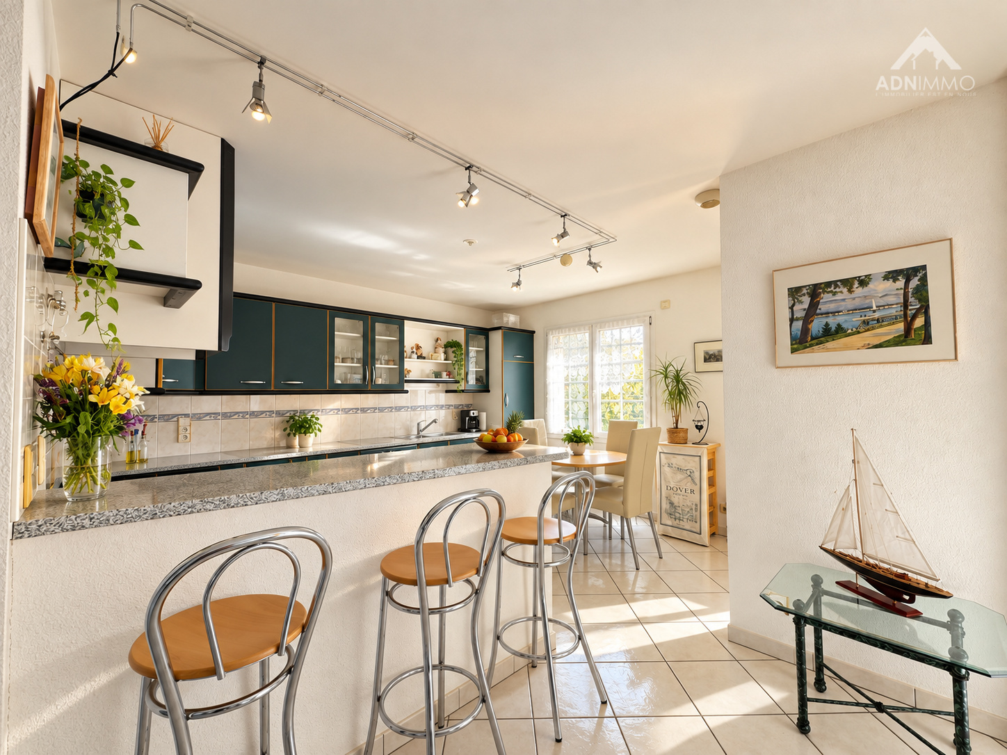 Cuisine de la maison à Saint-Jean-de-Gonville Cuisine moderne avec bar et chaises hautes, lumineuse et bien agencée.