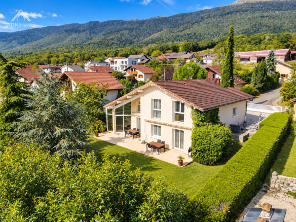 Maison individuelle avec piscine et jardin à Saint-Jean-de-Gonville, vue extérieure.